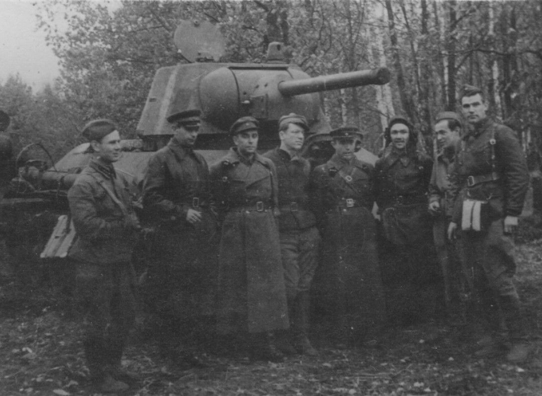У танкистов. На фото кинооператоры - Рафаил Гиков (второй слева) и Илья Гутман (второй справа). 1942 год. Фото из личного архива А.Е. Рацимора.
