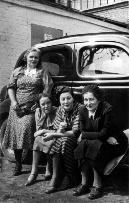 На фото (слева направо): Мария Спандарьян, Сарра Каплун, Марианна Фиделева, Ирина Венжер. г. Москва, Лихов пер, д. 6 (не позже лета 1945 года). Фото из личного архива Н.Я. Венжер.