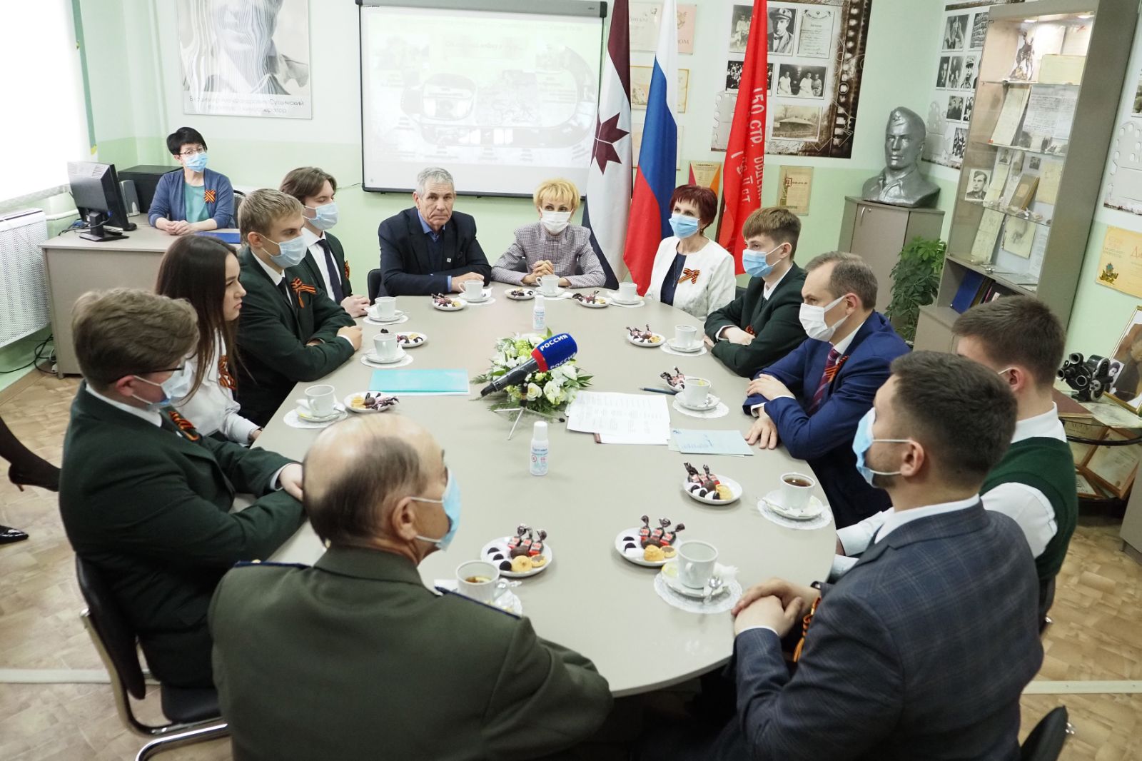 Во время встречи с главой Республики Мордовия в обновленном пространстве школьного музея В. Сущинского.