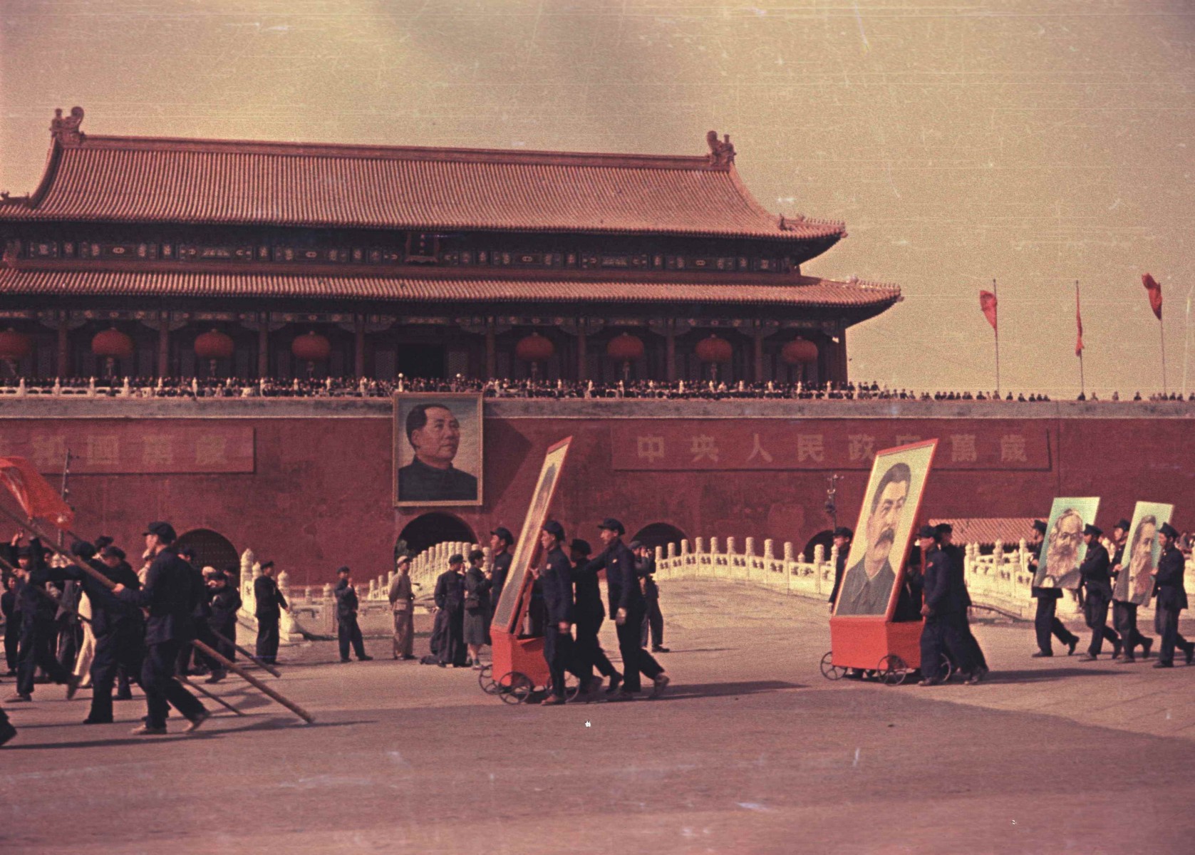 На площади Тяньаньмэнь. Пекин. Осень 1949 года. Автор фото В. Нестеров.