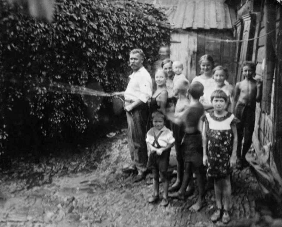 Ростов-на-Дону. Двор по Крепостному переулку, дом 74. Дина Мусатова стоит во втором ряду (третья справа). 26 июля 1938 года. 