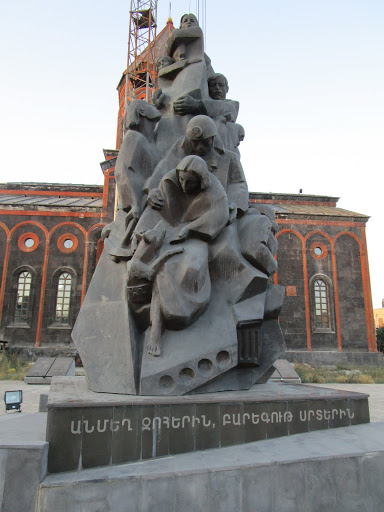 Памятник ЖЕРТВАМ БЕЗВИННЫМ, СЕРДЦАМ МИЛОСЕРДНЫМ. Гюмри, Республика Армения.