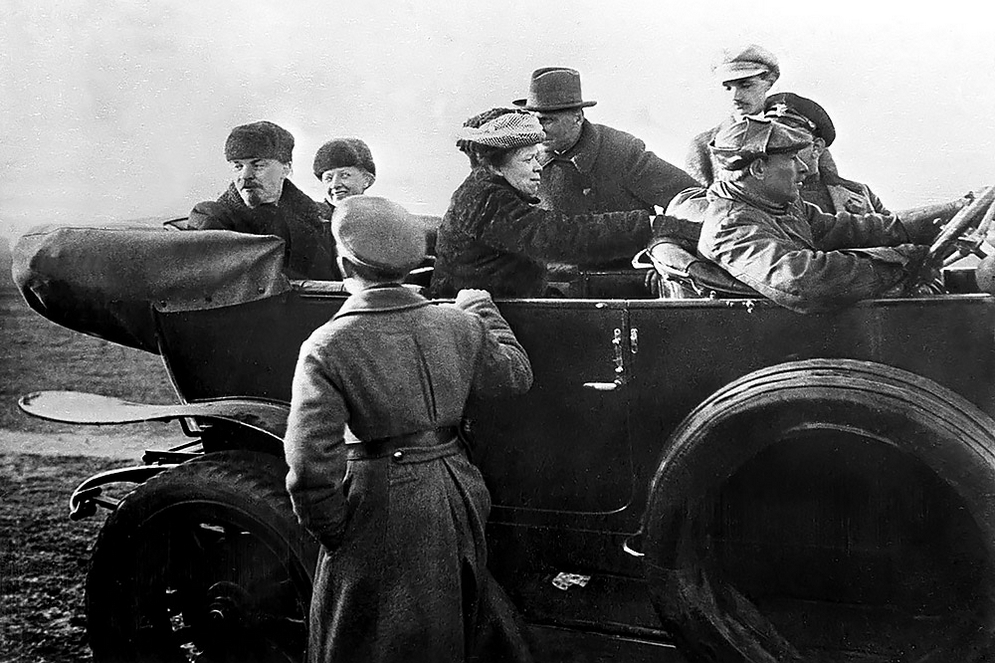 В.И.Ленин, Н.К.Крупская и М.И.Ульянова в автомашине после окончания парада частей Красной Армии в Москве на Ходынском поле. 1 мая 1918 года («Общественное достояние»).