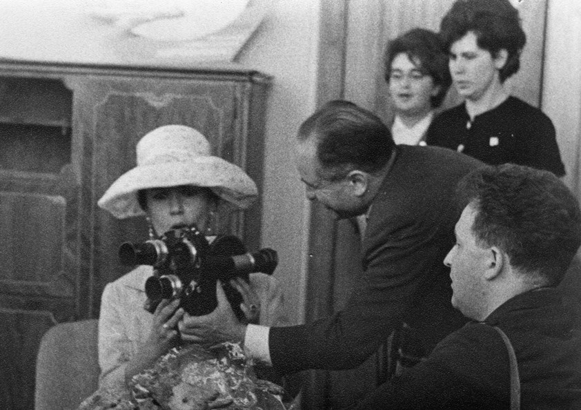 Аба Кричевский знакомит аргентинскую актрису Лолиту Торрес со своей кинокамерой. ММКФ-III. 1963 г. Автор фото: Георгий Завьялов.