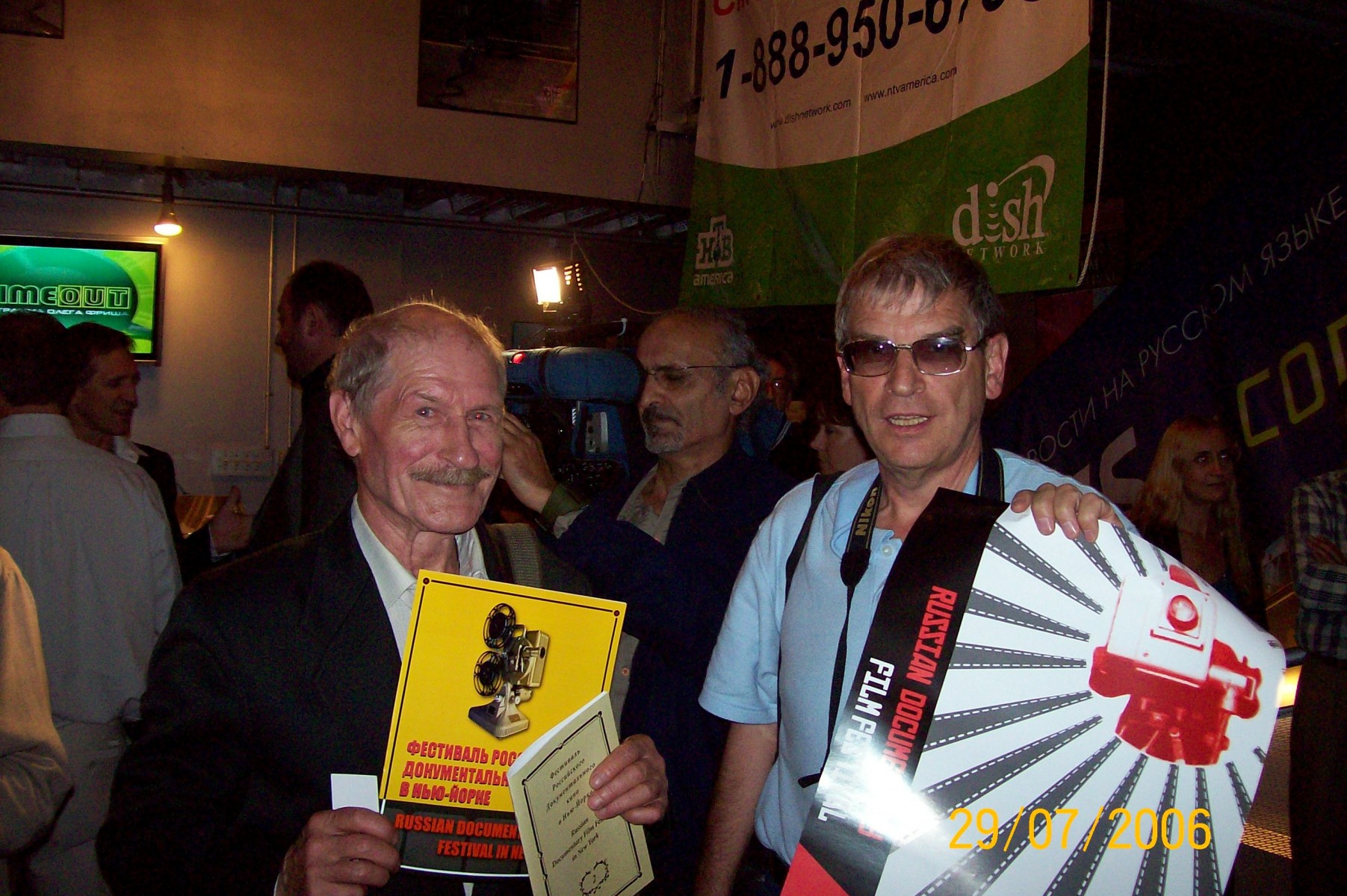 Юрий Барыкин и режассер Вячеслав Орехов на фестивале в Нью-Йорке в 2006 году. Фото из архива В. Орехова. 