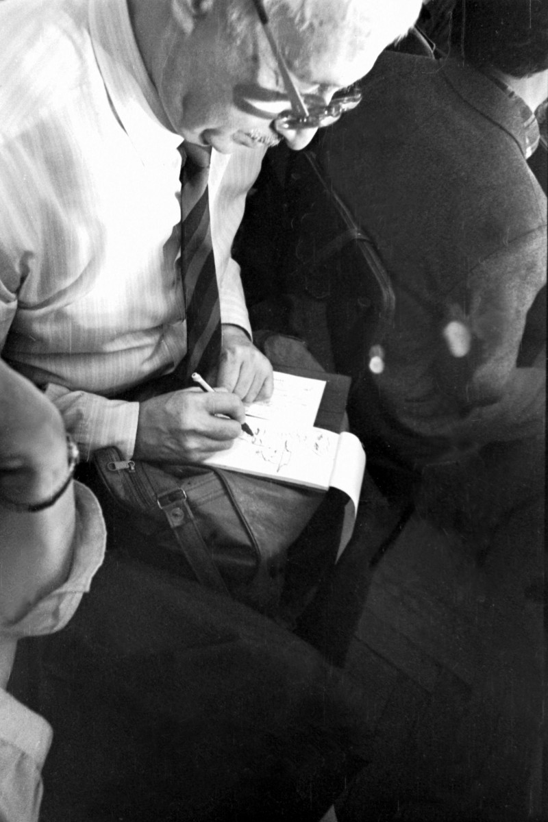 Режиссер В. Катанян рисует шарж во время первых демократических выборы директора ЦСДФ. 29 апреля 1987 года. Автор Фото: Ю. Барыкин.
