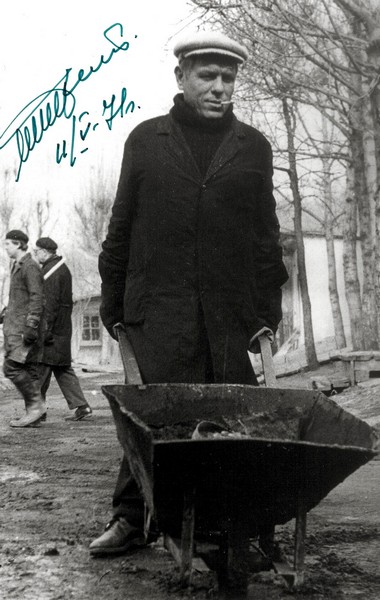 И. Поляков — мастер цеха обработки пленки. 1971 год.
