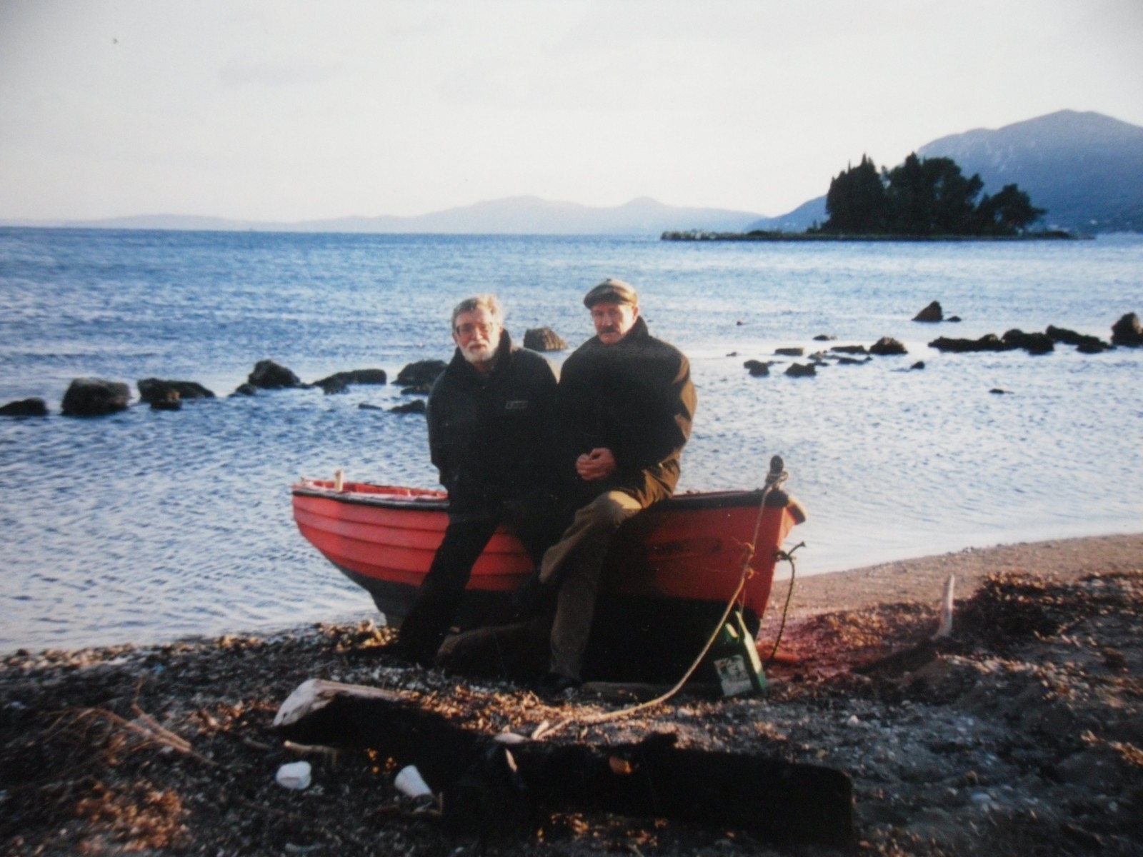Вячеслав Орехов и художник Анатолий Петушков на острове Корфу. 2002 год. Фото из архива автора.