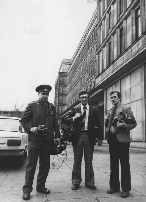 На съемках в Варшаве. На фото (справа налево): операторы Валерий Ловков, Валерий Никонов. Фото из личного архива В. Никонова.