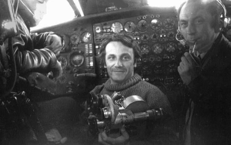 Кинооператор Николай Шерман в пилотской кабине АН-12 во время перелета из Черского на СП-20, которая располагалась на огромном айсберге и могла принимать тяжёлые самолёты.