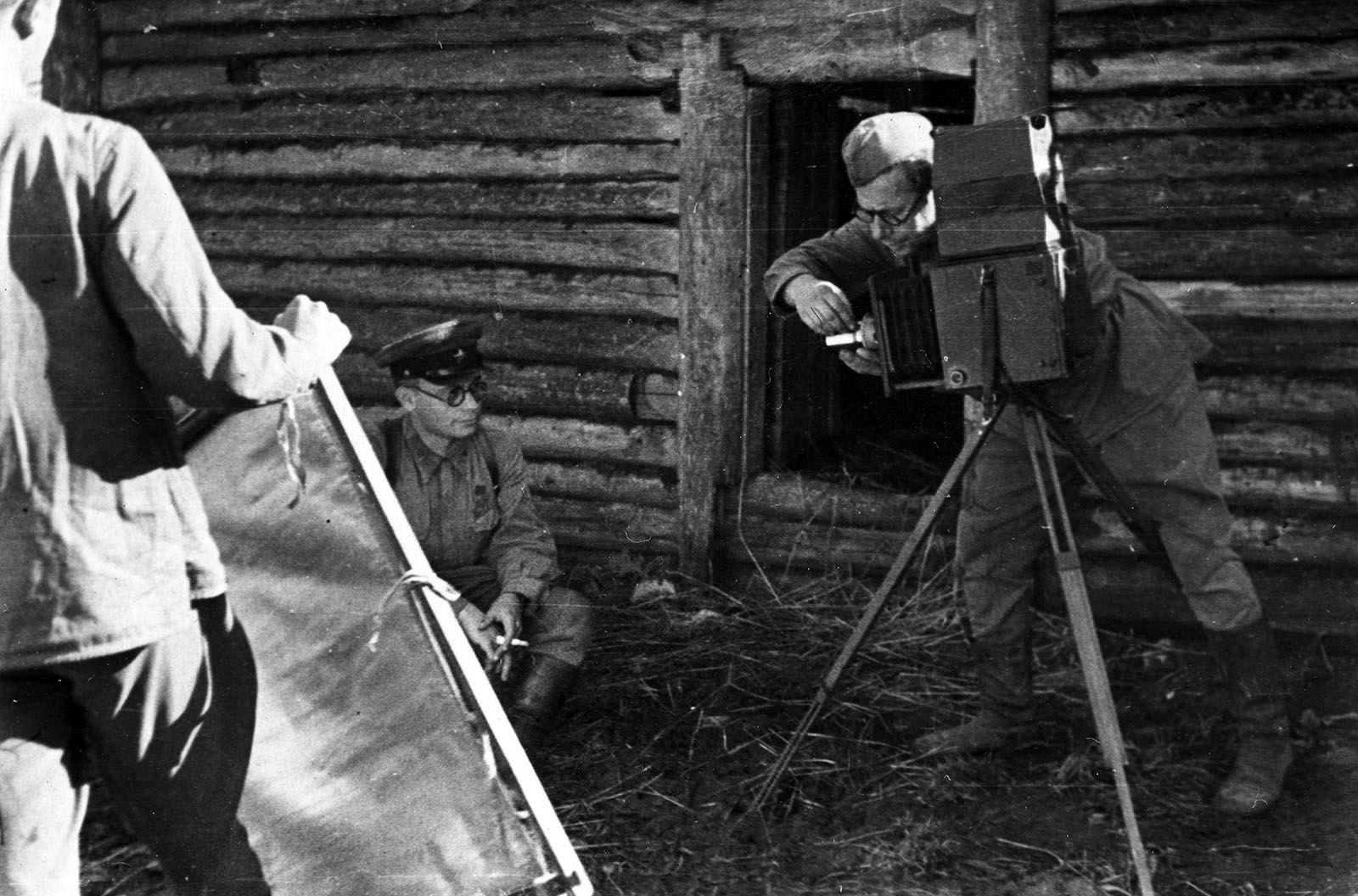 Военный фотограф Борис Игнатович с фотоаппаратом Junior Special Ruby Reflex. 1943 год.