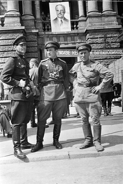 Фотокорреспонденты во Львове. На фото (слева направо): Макс Альперт, Павел Трошкин, Аркадий Шайхет. Август 1944 года. Источник фото: МАММ / МДФ.