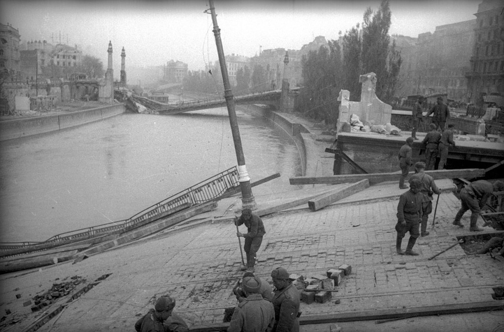 Вена. Апрель 1945 года. Автор фото: Е. Халдей. Источник фото: МАММ / МДФ.