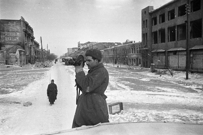 В освобожденном от фашистов Воронеже снимает кинооператор Виктор Смородин. 25 января 1943 года. Автор фото: Аркадий Шайхет. Источник: МАММ / МДФ.