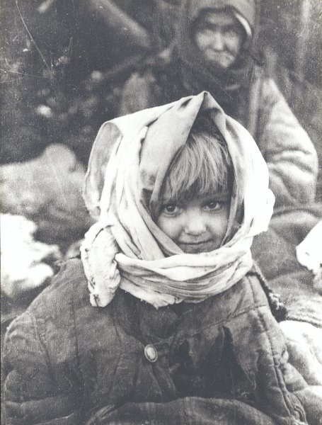 На фотографии С. Альперина малолетняя узница  концлагерея Озаричи  Вера Курьян. Март 1944 года.