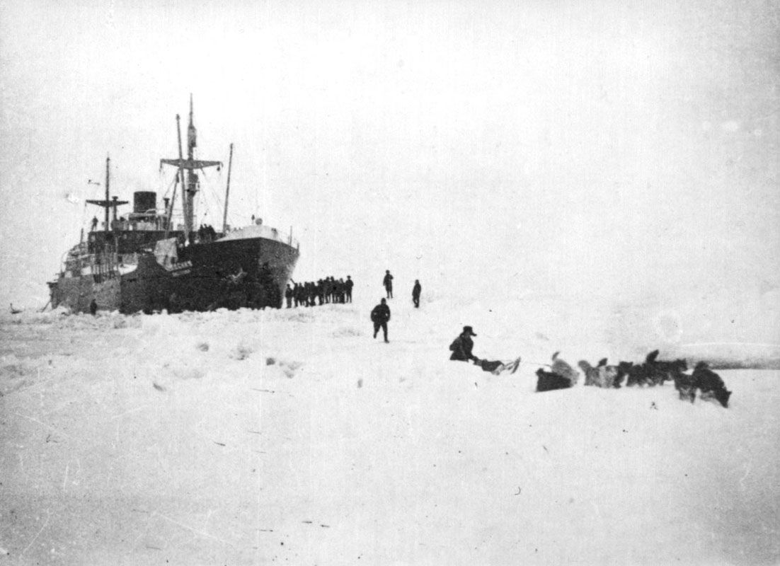 «Челюскин». Отряд отправляется на материк. 1933 год. Автор фото: М.А. Трояновский.