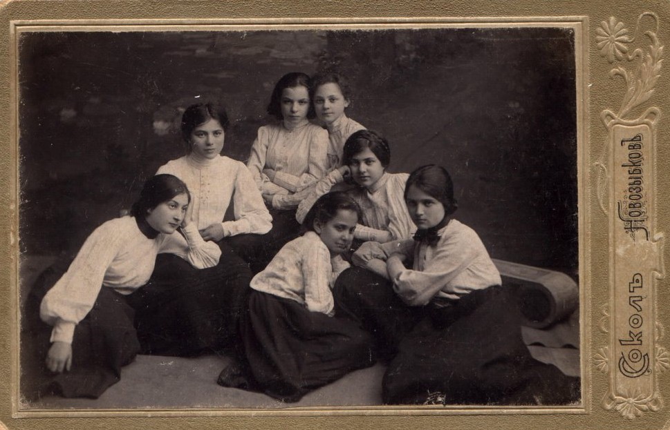На фото: Эсфирь Рошаль (в первом ряду справа), Даша Белкина (в верхнем ряду второя слева). Женская гимназия, г. Новозыбковъ, Черниговская губерния (ныне Брянская область), 1905-1906 гг. Фото из частного архива.