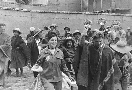 Перуанские жители провожают членов отряда. 1970 год.