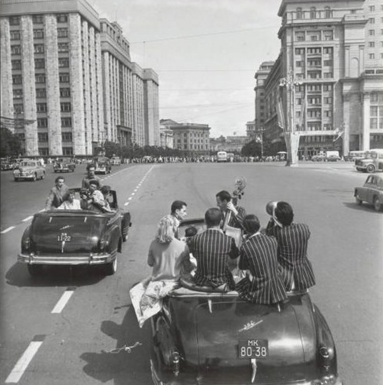 VI Всемирный фестиваль молодежи и студентов в Москве. На втором плане - автомобиль ЗИЛ со съемочной группой. 28 июля - 11 августа 1957 года. Автор фото: М. Трахман. Источник: МАММ / МДФ.