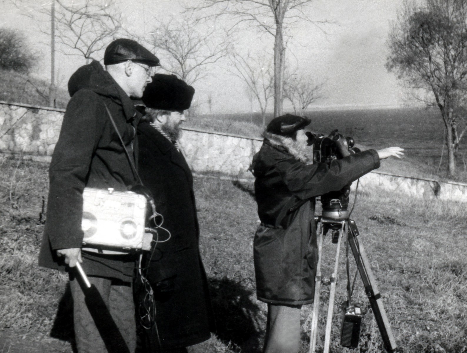 На фото (слева направо): звукооператор П. Пивоваров, директор картины А. Бевзелюк, оператор Лев Ермолаев. Середина 80-х годов.