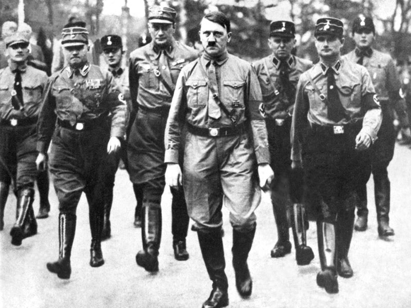 Гитлер со своими штурмовиками. 1930 год. Фото: Общественное достояние.