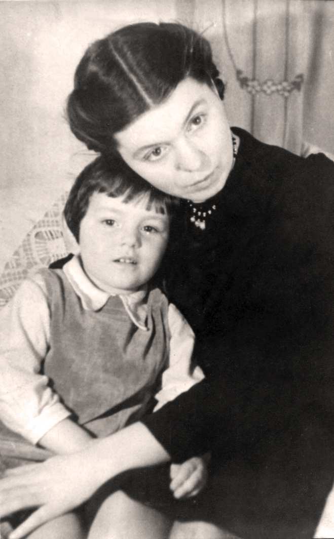 Жена Николая Самгина — Антонина Петровна с дочерью Ольгой. Фото из личного архива дочери Н.А. Самгина — Ольги Николаевны.