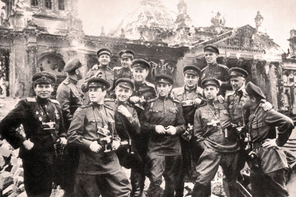 Советские корреспонденты в Берлине. Роман Кармен (на фото 2-й справа). 1945 год.