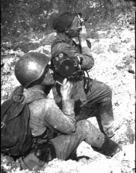 Сергей Авлошенко (слева) и фотокорреспондент газеты «Красная звезда» снимают бой под Ржевом. Август 1942 года.