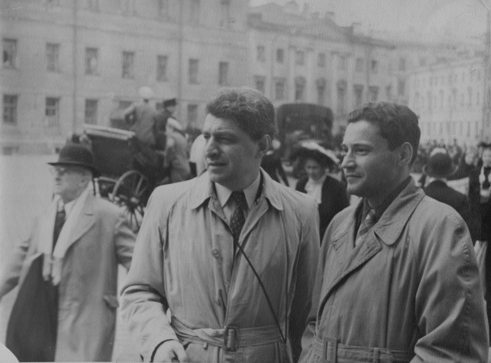 На фото (слева направо): оператор Абрам Хавчин, сценарист и редактор Эрик Бахрах. Фото из личного архива Н. И. Межерицкой.