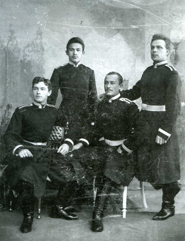 Александр Хонжонков (сидит слева на фото). Фото: Общественное достояние.