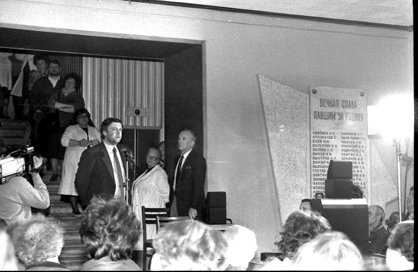 Митинг трудового коллектива в мае 1992 года. У микрофона режиссер Александр Опрышко. Автор фото Юрий Барыкин.