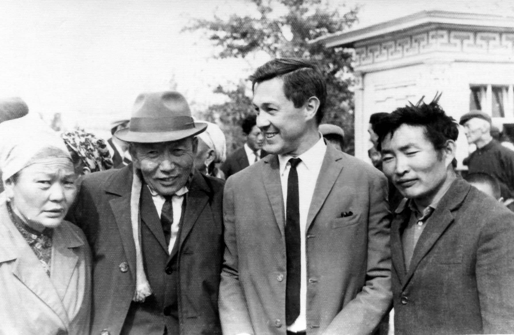 Дмитрий Зотов с монгольскими специалистами (справа налево): Сухбатар, начальник звукоцеха киностудии «Монголкино» Найдан с женой Цэвэлмаа Найдан. г. Улан-Батор, 1967 год. 