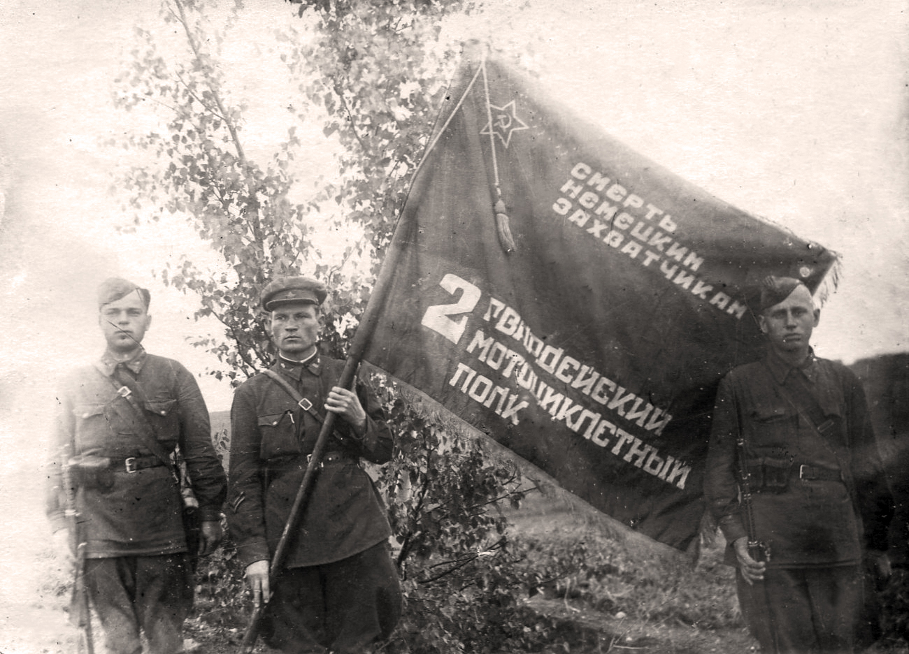 Бойцы 2-го гвардейского мотоциклетного полка. 1942 год. Фото из архива С. Туманова-Цейтлина. 
