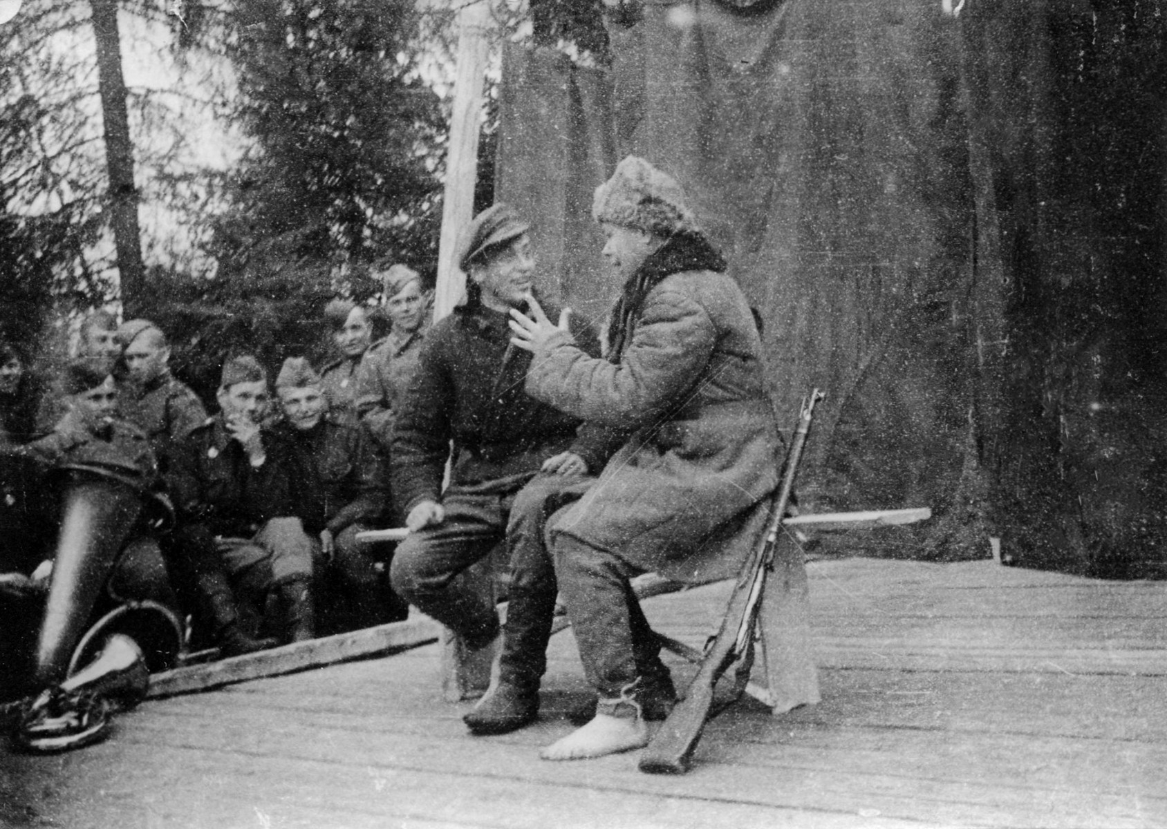 Фронтовая самодеятельность. Слева на фото Семён Цейтлин. 1942 год. Фото из архива С. Туманова-Цейтлина. 