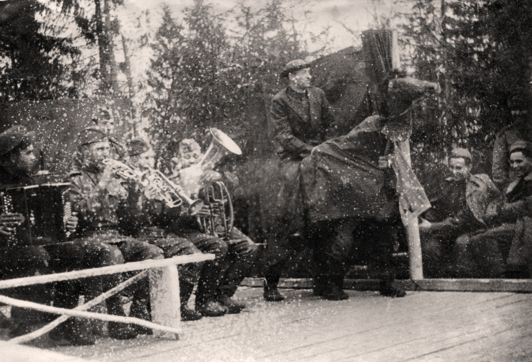 Фронтовая самодеятельность. В центре на фото Семён Цейтлин. 1942 год. Фото из архива С. Туманова-Цейтлина. 