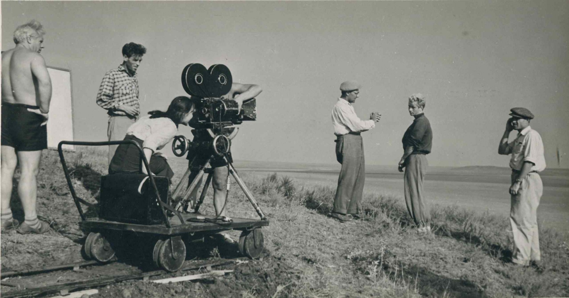 Съёмочная группа фильма  «Алёшкина любовь» (1960). На фото: режиссёр С. Туманов-Цейтлин (стоит второй слева), актёр Леонид Быков (второй справа на фото). Фото из архива кинорежиссёра.