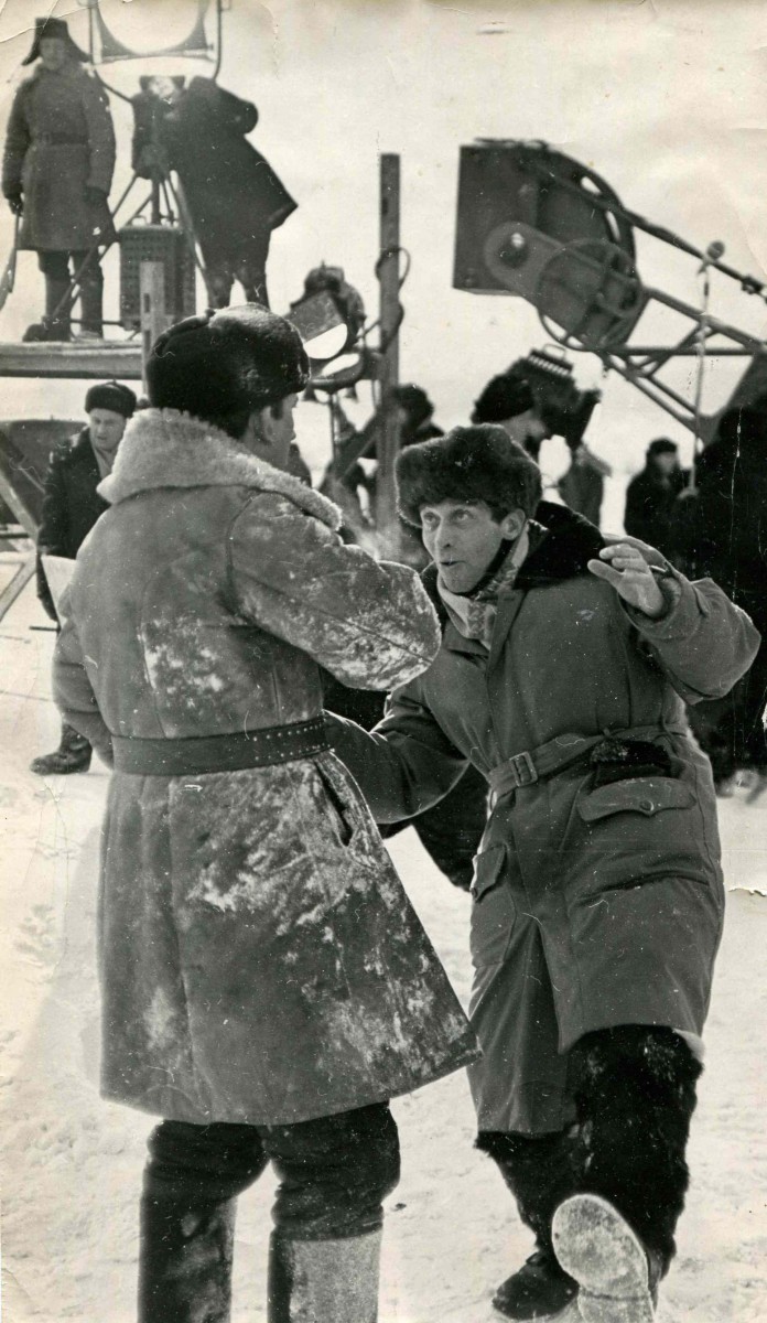 Режиссёр С. Туманов-Цейтлин и актёр Юрий Никулин (слева на фото) на съемках фильма «Ко мне, Мухтар!» (1964). Фото из архива кинорежиссёра.