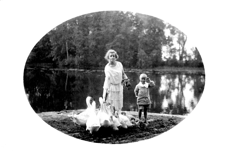 Юрий Кирштейн с мамой Ксенией Константиновной. 20-е годы. Фото из семейного архива Н. А. Ярошевич.