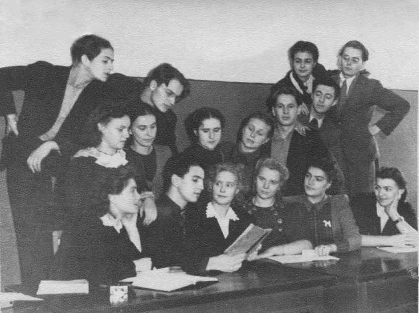 В Театральном училище им. М.С. Щепкина. Третий курс, 2-я группа. 10 октября 1945 года. На фото сидят (справа налево):  Аля Колесова, Мила Крестовникова, Дина Мусатова. Источник фото: #МузейЦСДФ.