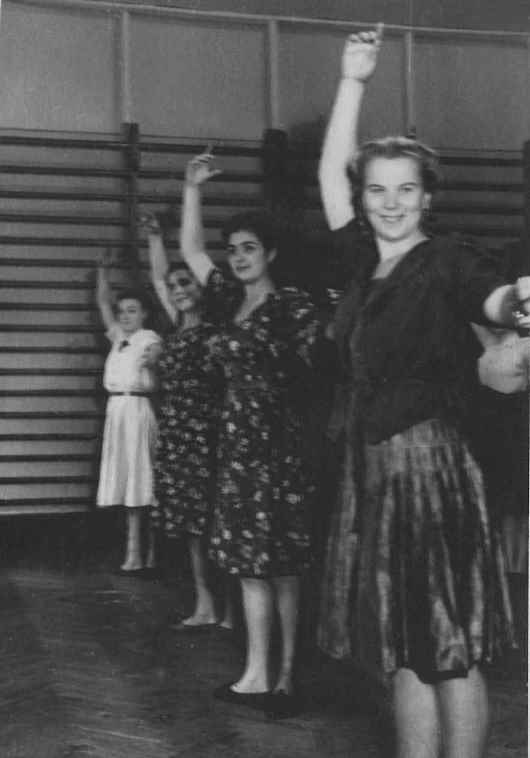 На уроке танца Мусатова, Матвеева, Гончарова, Кузнецова. Москва, 10 октября 1945 года. Источник фото: #МузейЦСДФ.