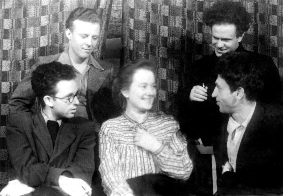 Студия «Романтики». 1948 год. На фото сидят (справа налево): Семён Цейтлин, Дина Мусатова; стоит (справа): Аркадий Заферман (Рубцов).