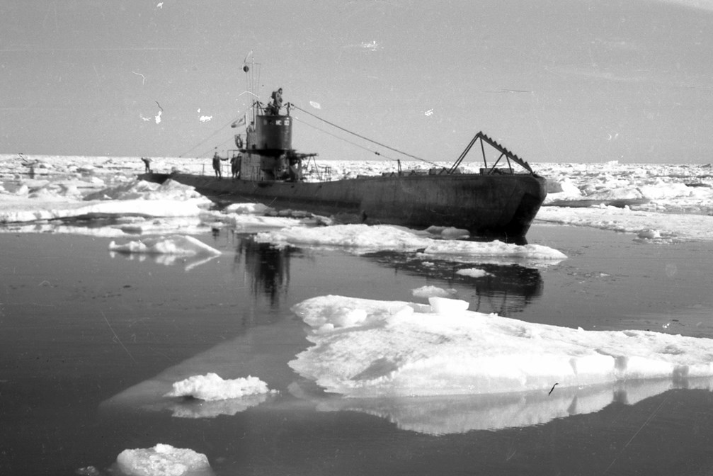Подлодка следует по Северному морскому пути. Лето 1949 года. Автор фото: Леонид Котляренко. Источник фото: #МузейЦСДФ.