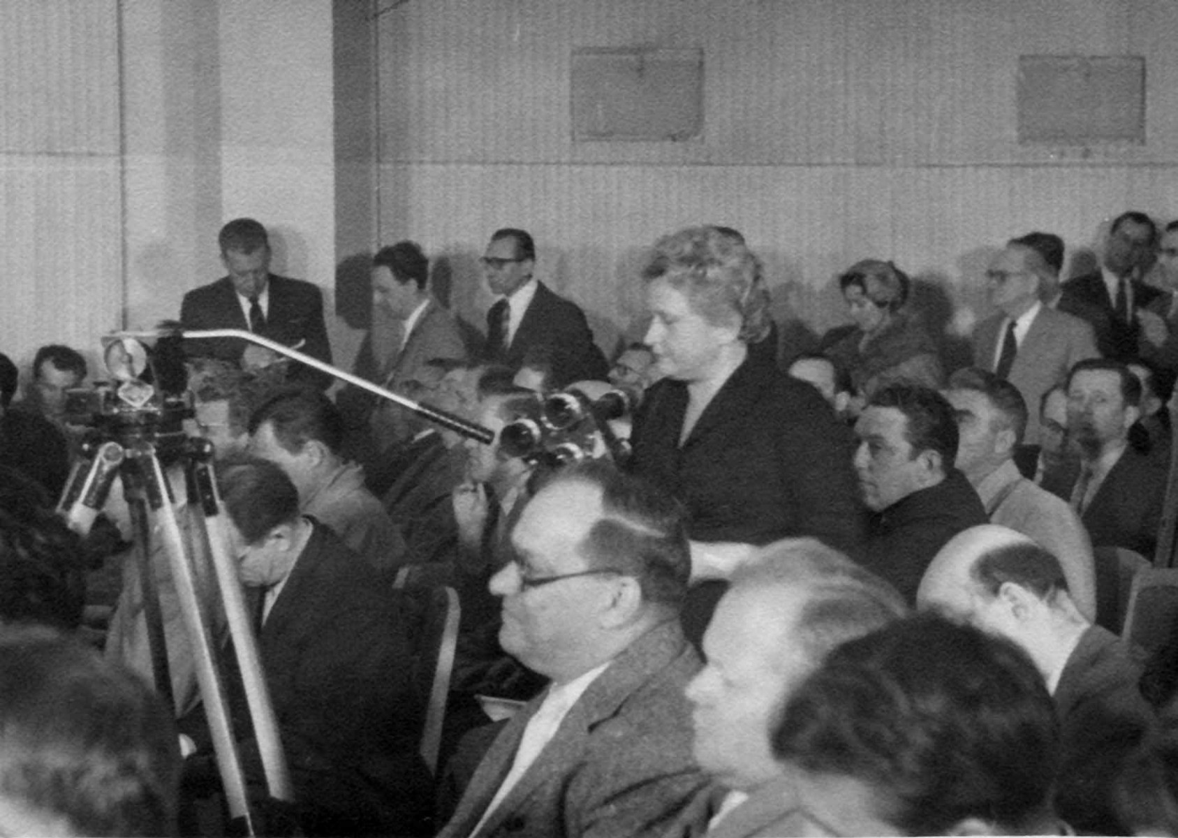 Пресс-конференцию министра иностранных дел А. А. Громыко. Снимает кинооператор Мая Попова. Май 1960 года. Фото из архива Е. Бойковой.