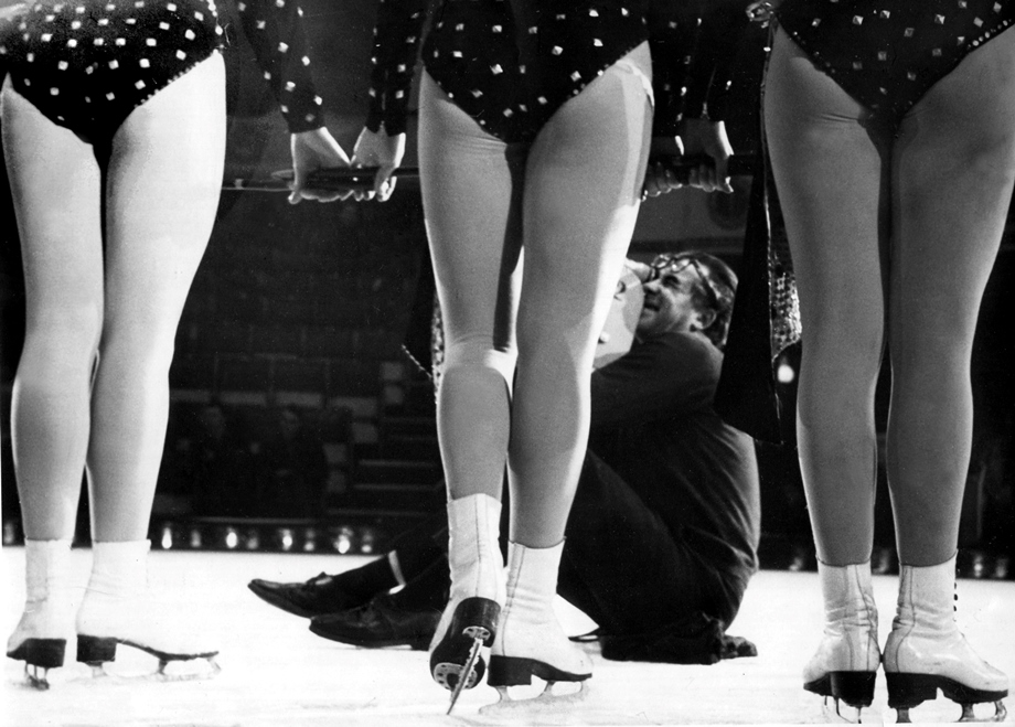 Снимает кинооператор Виктор Усанов. Фильм: «Цирк на льду» (1966). Автор фото: Георгий Завьялов.