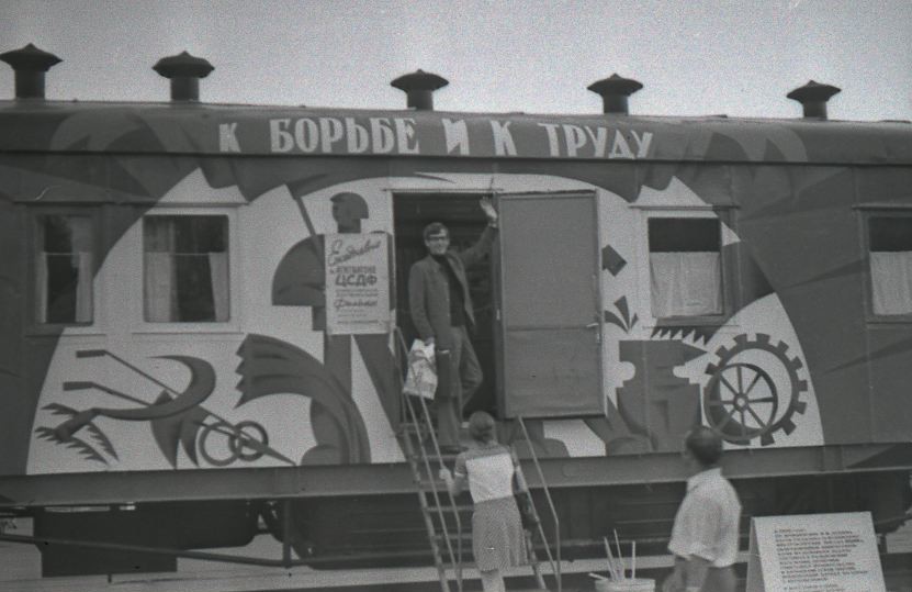 Киновагон (макет) А.И. Медведкина демонстрировался на выставке к 60-летию Советского кино летом 1979 года. Фото из архива Юрия Барыкина. 