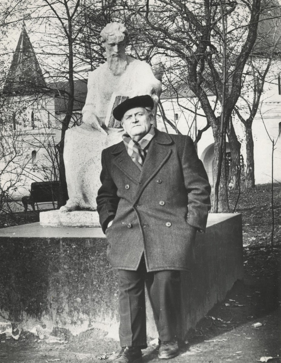 А.И. Морозов во время прогулки у Спасо-Андроникова монастыря, Москва.