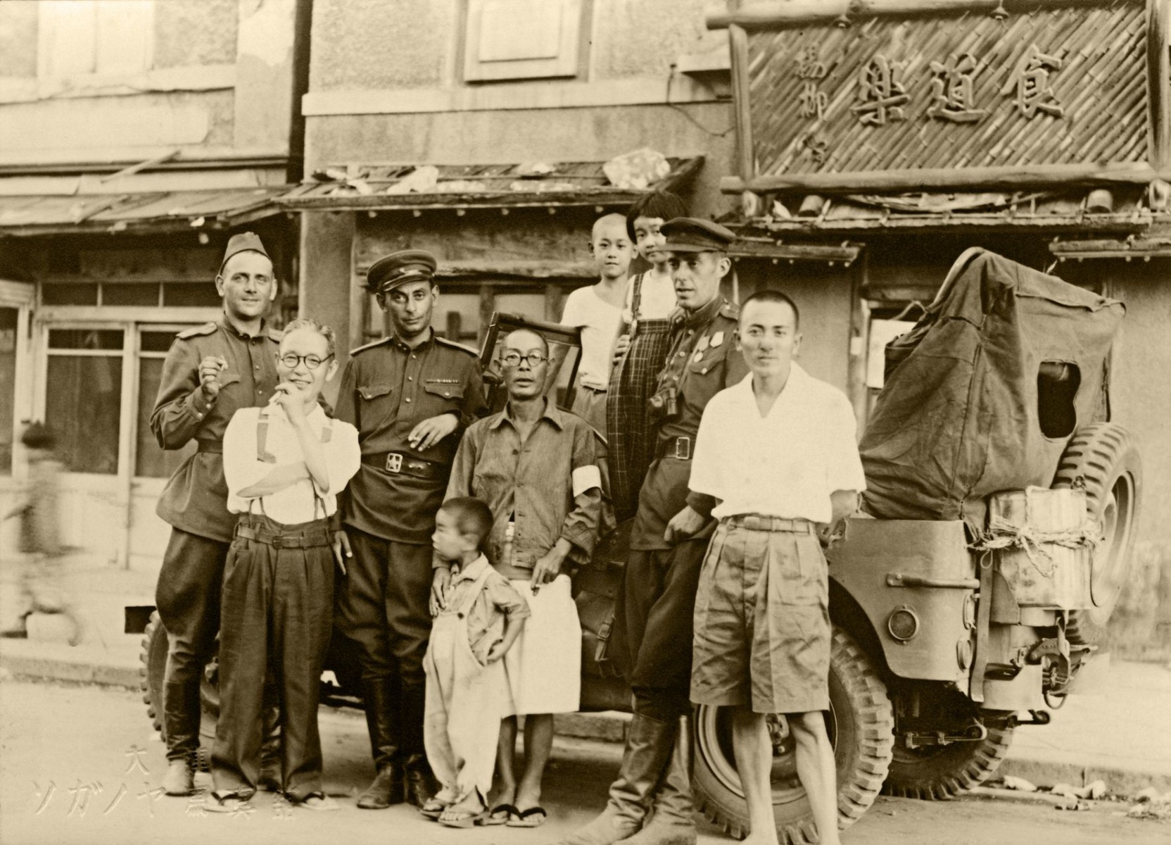 Рафаил Гиков (третий слева) на съемках полнометражного фильма РАЗГРОМ ЯПОНИИ (1946). Фото из личного архива А.Е. Рацимора.