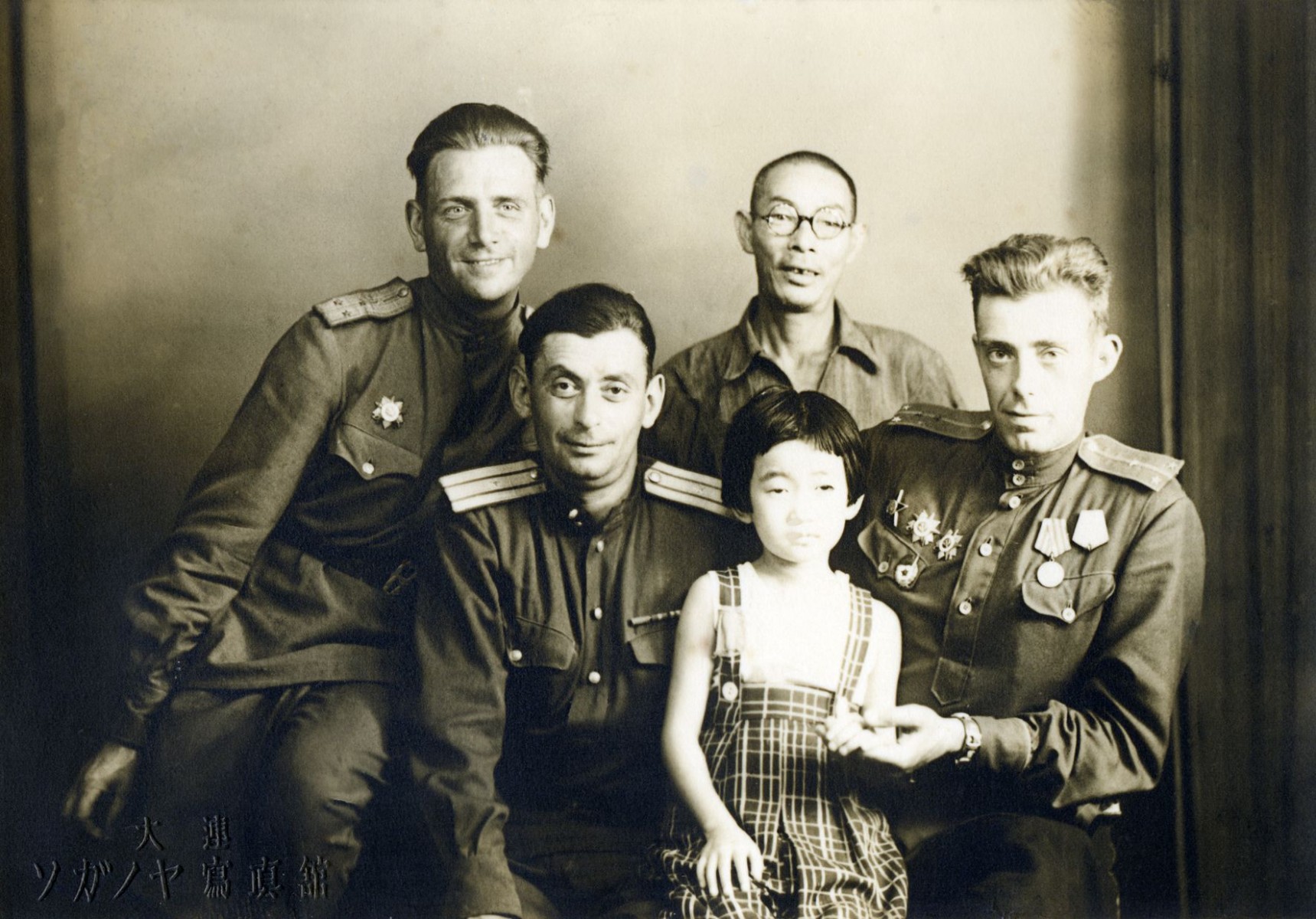 Рафаил Гиков (второй слева) на съемках фильма  РАЗГРОМ ЯПОНИИ (1946). Фото из личного архива А.Е. Рацимора.