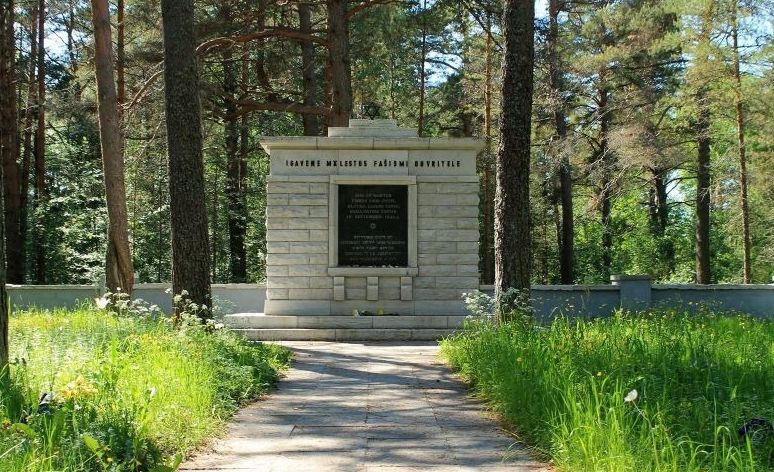 Памятник на братской могиле в Клоога.