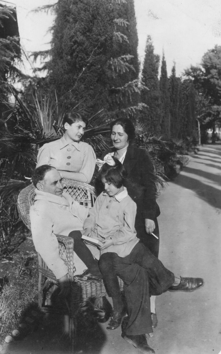 На фото: Яков Посельский с женой Ириной Венжер и дочерью Натальей, стоит (слева) жена писателя Льва Кассиля - Наташа. 1939 год (из личного архива Н.Я. Венжер).
